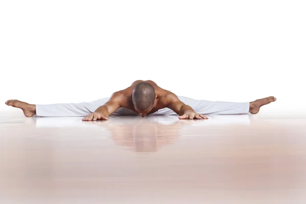Man beoefenen van yoga Stockafbeelding