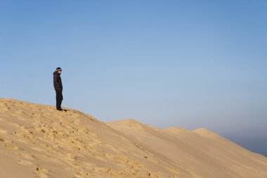 bir çölde duran kişi