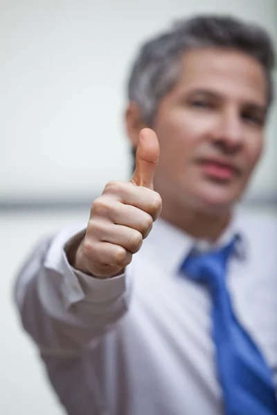 Empresário gesto polegares para cima sinal — Fotografia de Stock