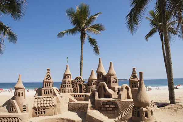 Castelo de areia na praia — Fotografia de Stock