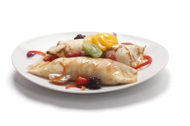 şeker şurubu, meyve ve garnitür ile doldurulmuş krep