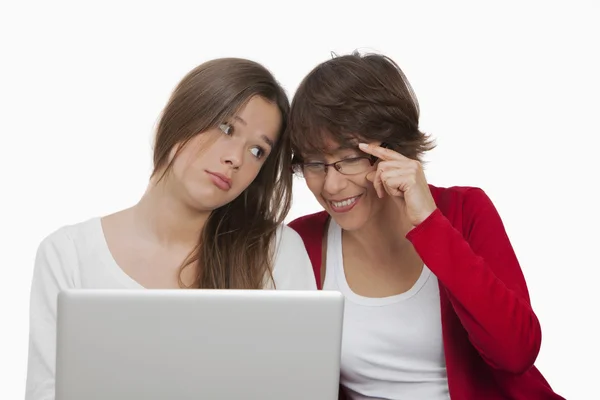 Moeder en dochter met een laptop — Stockfoto