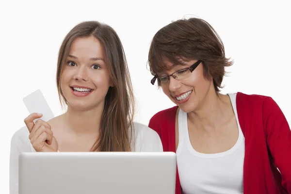 Moeder en dochter doen online winkelen op laptop — Stockfoto