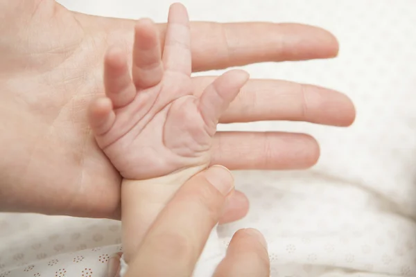 Madre sosteniendo la mano del bebé Imagen De Stock