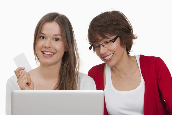 Moeder en dochter doen online winkelen op laptop Stockfoto