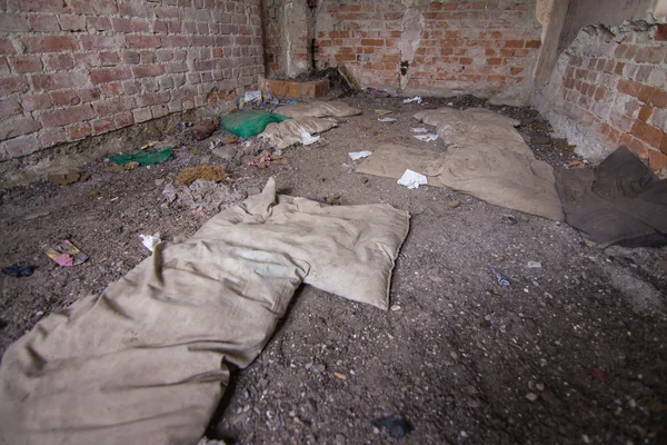 terk edilmiş binada