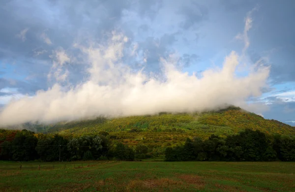 Vapor fuera de la montaña — Foto de Stock