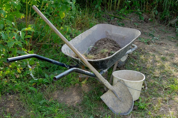Ведро, лопата и тачка — стоковое фото