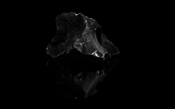 Обсидиановый минеральный камень — стоковое фото