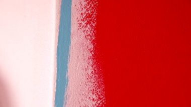 bir fırça ile boyama duvar