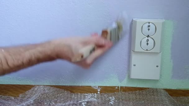 Pintura de paredes con un pincel — Vídeo de stock