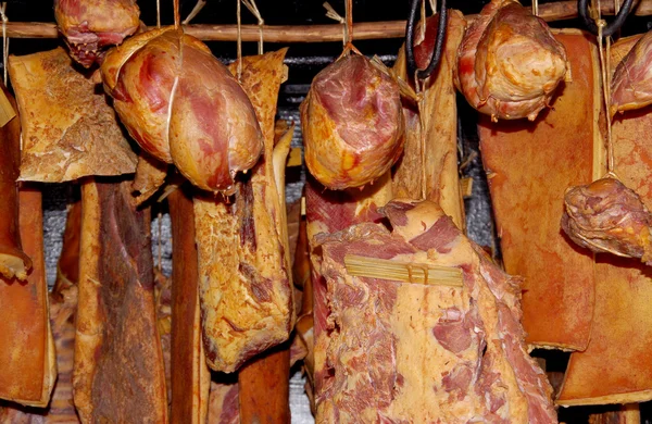 Räucherfleisch in der Räucherkammer — Stockfoto