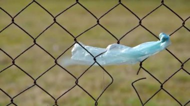 plastik torba tellere bağladı