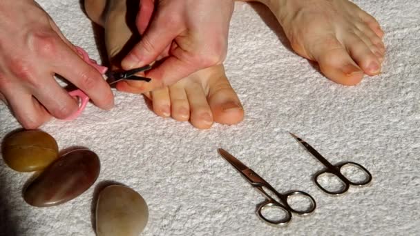 Cutting toenails. — Stock Video
