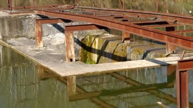 Pier bir göl kıyısında