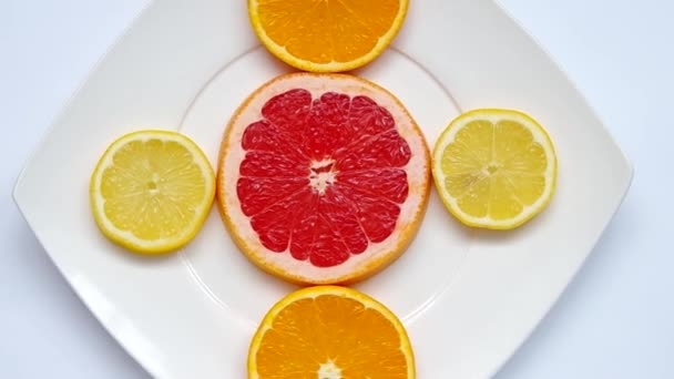 Нарезанный грейпфрут, апельсин и лимон — стоковое видео