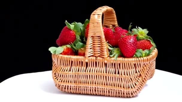 Frische rote Erdbeeren im Korb — Stockvideo