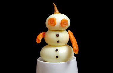 soğan ve havuç yapılan kardan adam.