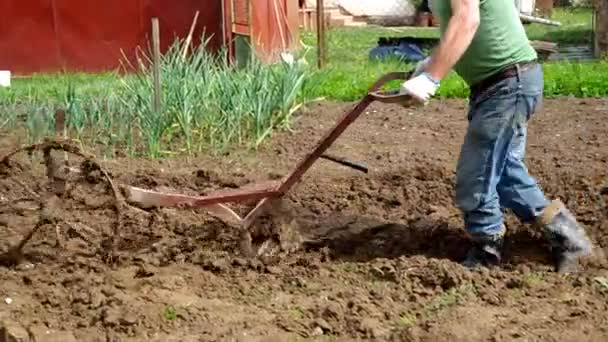 Elektrische lier en hand ploeg voor ploegen — Stockvideo