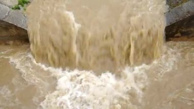 fırtınalı bir akışta göster