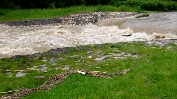 Una fuerte corriente de agua después de fuertes lluvias . — Vídeos de Stock