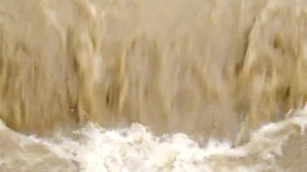 Flux tempétueux de la rivière 
