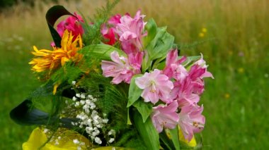 Bir buket çiçek.