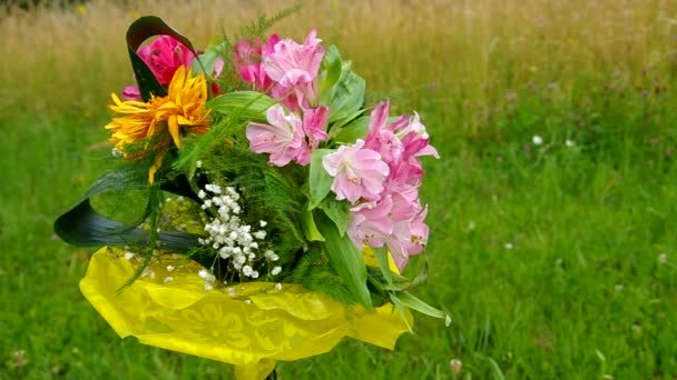 Boeket bloemen — Stockvideo