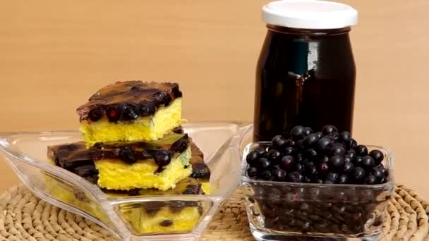 Blueberries in a glass bowl, canned blueberries and pie. — Stock Video