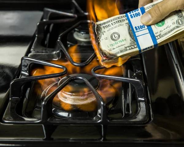 Geld verbrennen — Stockfoto