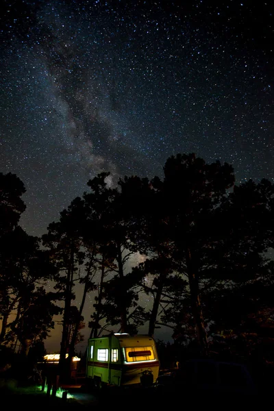 Acampar bajo las estrellas Imagen De Stock