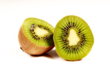 beyaz zemin üzerinde yarıya kivi