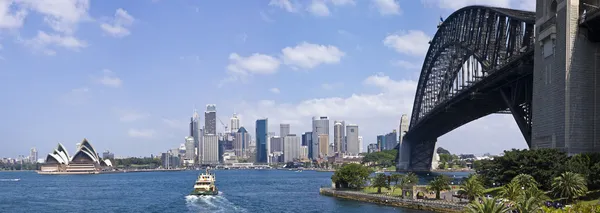 Sydney harbour, ukazující na sydney harbour bridge a operní dům — Stock fotografie