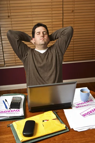 Man benadrukt het gezinsbudget doen — Stockfoto