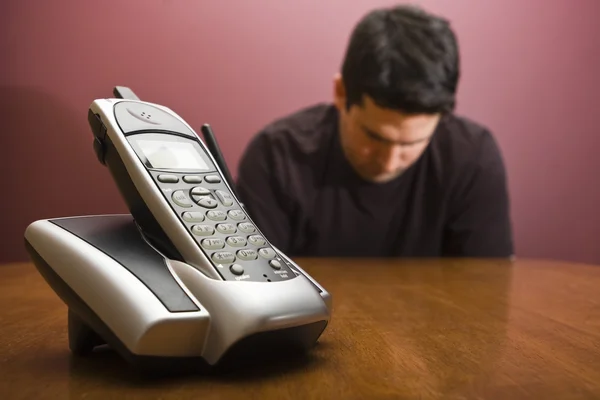 L'homme attend près du téléphone — Photo