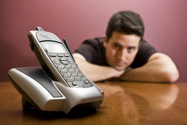 O homem olha para o telefone. À espera. — Fotografia de Stock