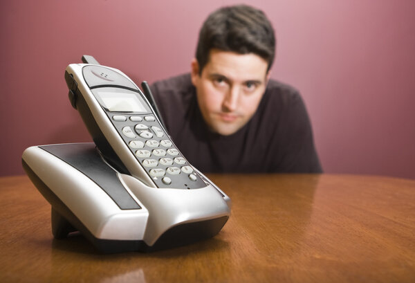 Мужчина пристально смотрит на телефон
