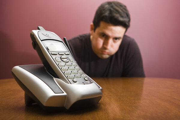 Мужчина затаил дыхание, ожидая телефон.
