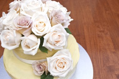 krem ve sütlü gül güzel bir pasta üzerinde