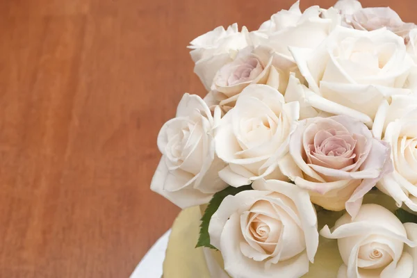 Creme e rosas Latte em um bolo de casamento — Fotografia de Stock