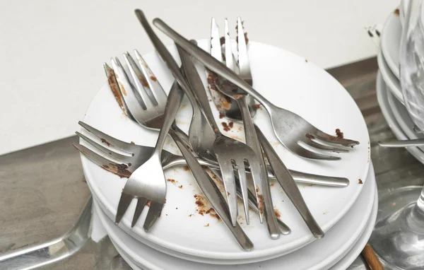 Vuile taart vorken zittend op de gootsteen Stockfoto