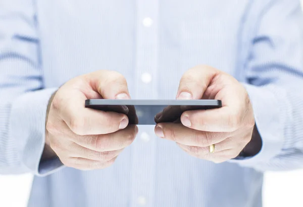 Cep telefonu kullanan adam