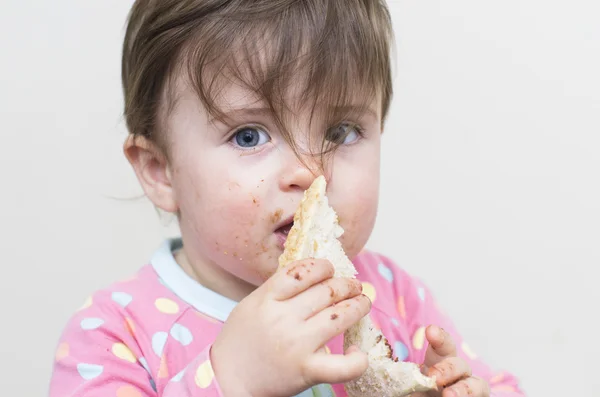 Erg rommelig meisje eten een boterham — Stockfoto