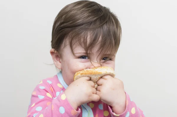 Niña desordenada comiendo un sandiwch — Foto de Stock