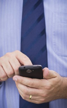 işadamı dokunmatik akıllı telefon kullanır