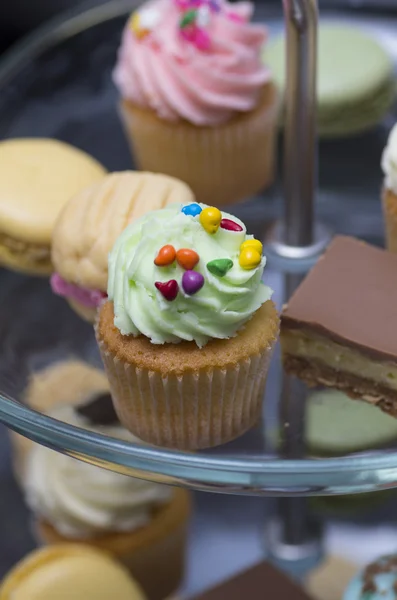 Läckra mini cupcake med grön glasyr — Stockfoto