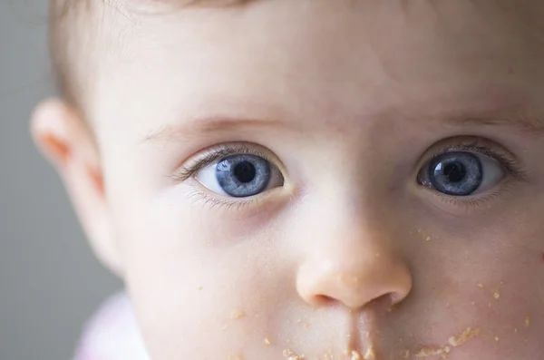 Beaux yeux d'une petite fille en désordre — Photo