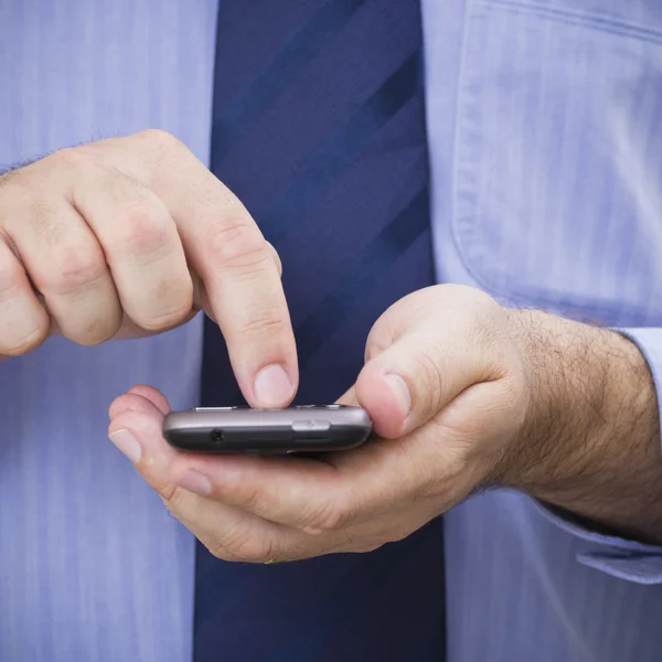 Homme d'affaires utilise un smartphone à écran tactile — Photo