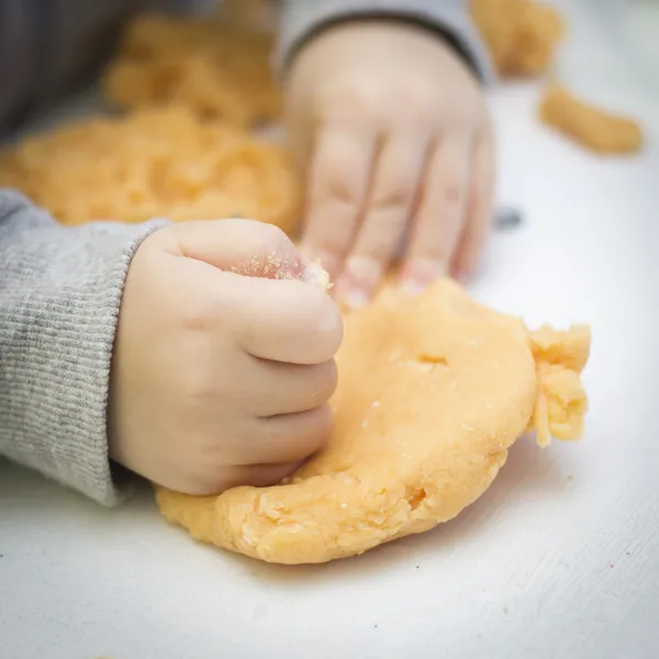 genç çocuk ile oyun oynama