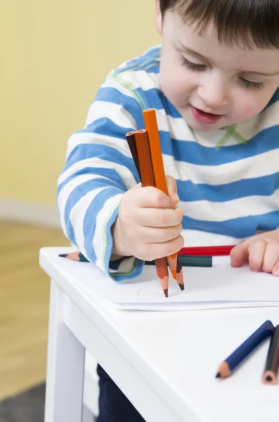 Młody chłopak czerpie z trzech ołówki — Zdjęcie stockowe